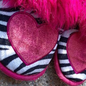 3/10$ Pink heart black & white Zebra slippers